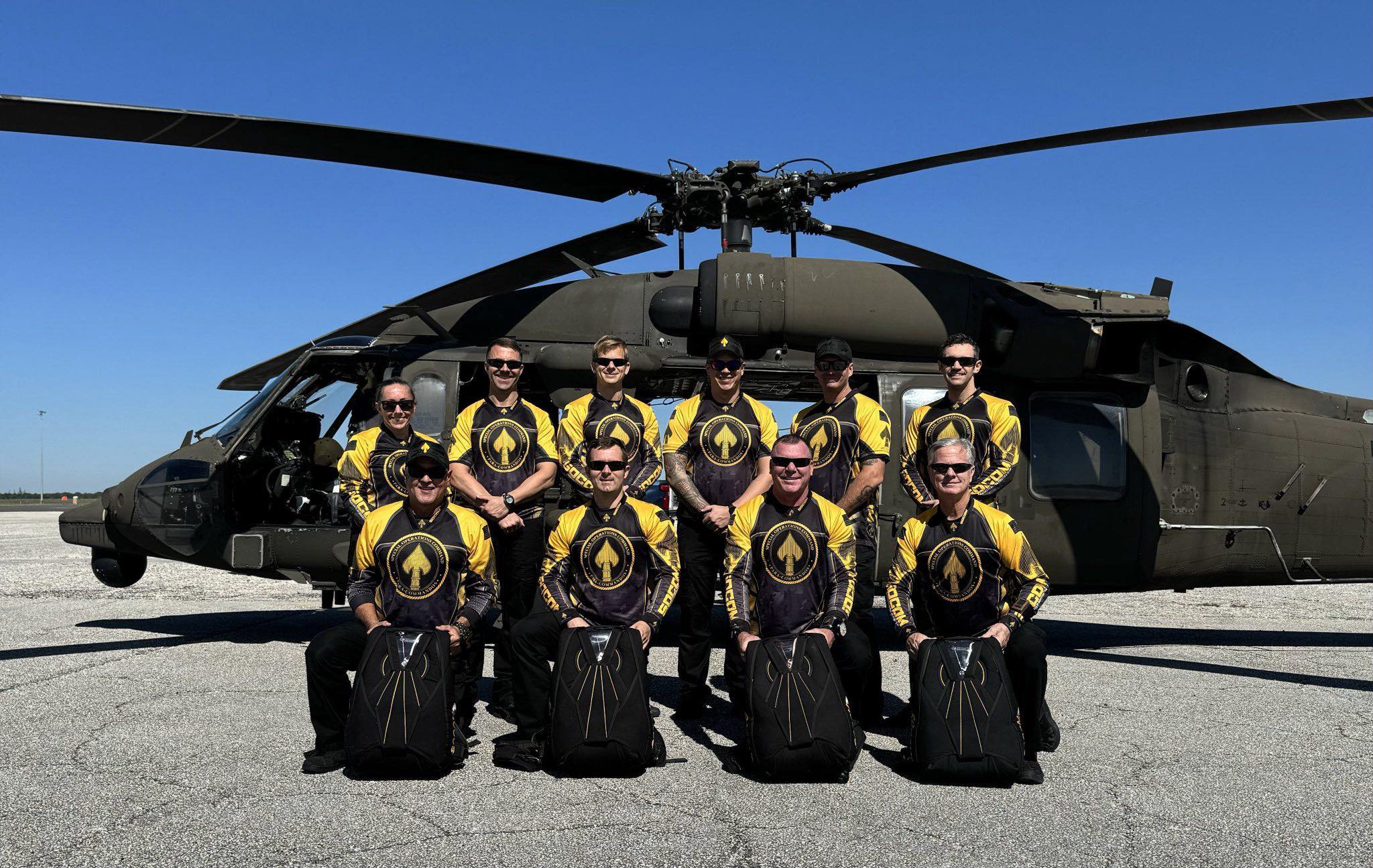 Group photo of the Para-Commandos with a grounded F-35s helicopter in the background